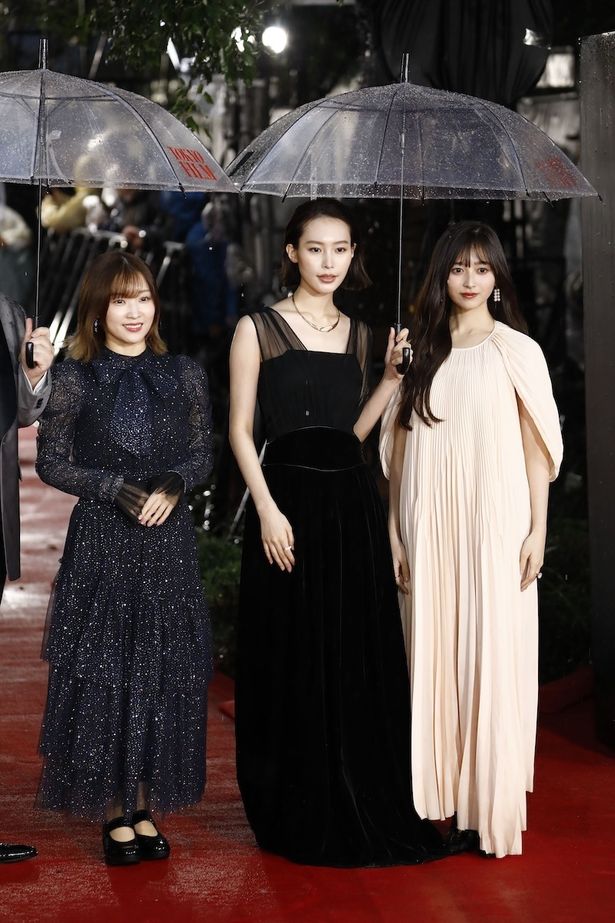 井上和は、淡いピンクのロングドレスでレッドカーペットを闊歩