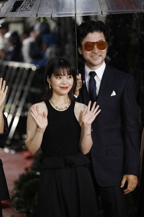 笑顔で手を振った岸井ゆきの