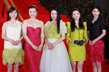 『FLOWERS フラワーズ』に出演した鈴木京香、竹内結子、田中麗奈、仲間由紀恵、広末涼子らがドレス姿で登場