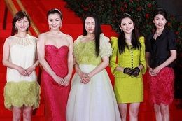 『FLOWERS フラワーズ』に出演した鈴木京香、竹内結子、田中麗奈、仲間由紀恵、広末涼子らがドレス姿で登場