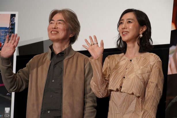 微笑みながら手を振る2人