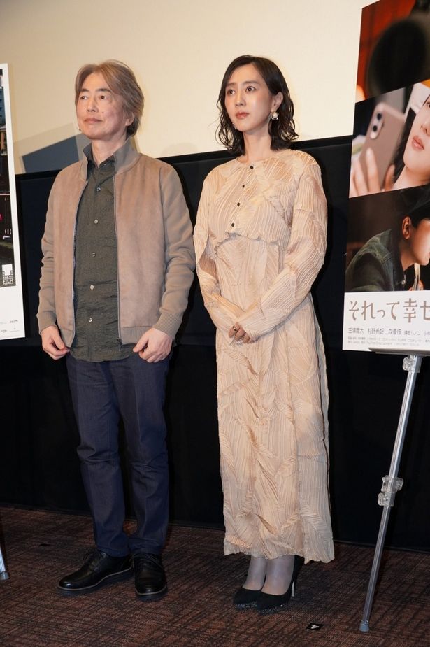 【写真を見る】細かいプリーツが美しいライトベージュのドレスで登壇した杉野希妃の全身ショット