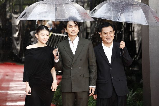 北村匠海、レッドカーペットで笑顔