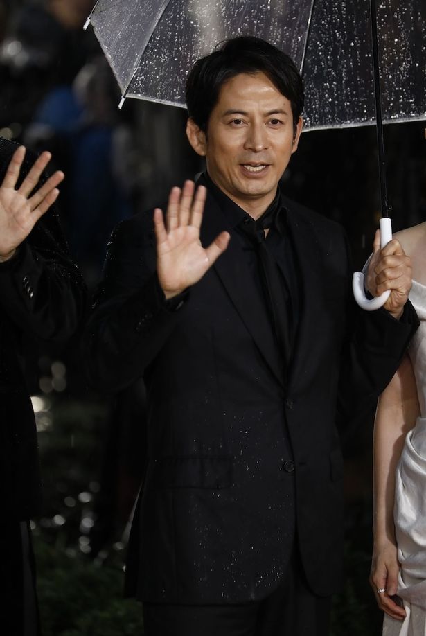 岡田准一、“オールブラック”の着こなしを披露