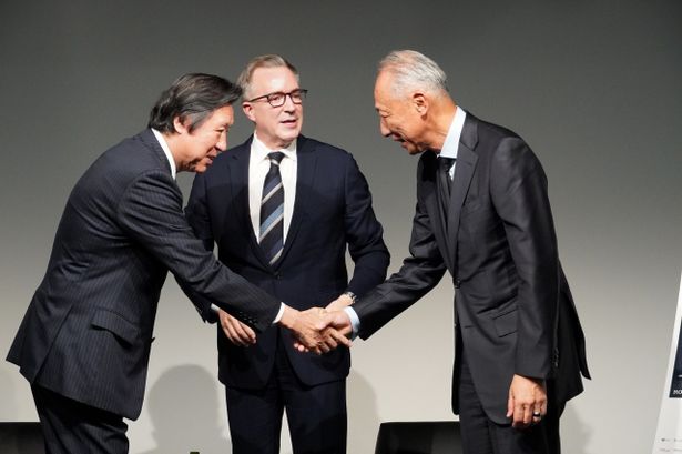 【写真を見る】すっかり意気投合し、握手し合う3人