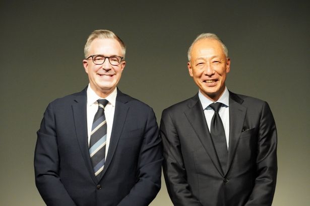 松岡宏泰社長とビル・クレイマーが笑顔でフォトセッション
