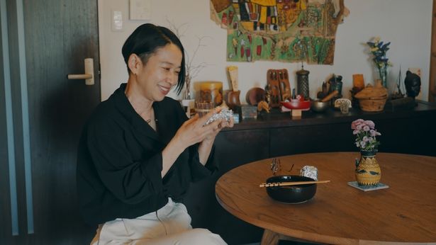 昼食として仕事部屋で手作りのおにぎりを食べる西加奈子