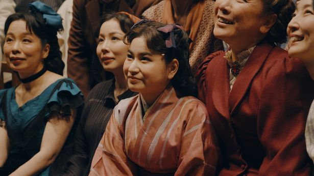 文士劇で作家仲間たちとともに「風と共に去りぬ」に出演する蝉谷めぐ実