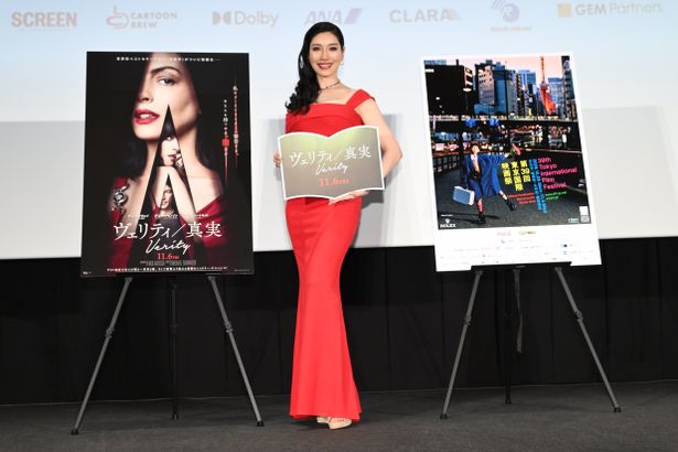 【写真を見る】“日本のアン”として登壇したアン ミカ、劇中のアン・ハサウェイを彷彿する赤いドレスで登場！
