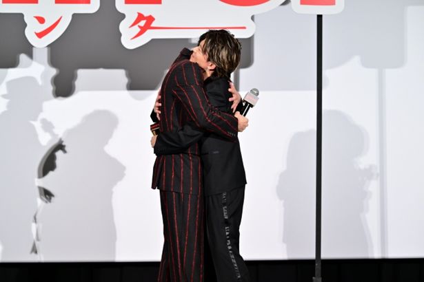 【写真を見る】磯村勇斗と末澤誠也(Aぇ! group)が即興芝居による激熱な熱いハグ！