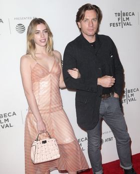 遠目には、普通のドレスだが…