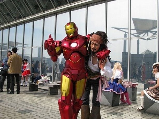 【写真】和製アイアンマンと「パイレーツ・オブ・カリビアン」のジャック・スパロウと夢の2ショット