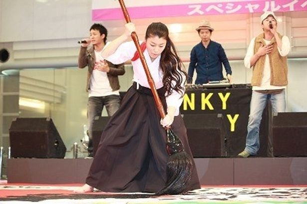 【写真】都内のイベントで、20kgもの大筆を使ったパフォーマンスに挑んだ成海璃子