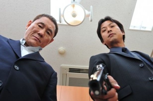 共演の椎名桔平（右）