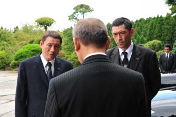 共演の杉本哲太（右）