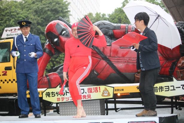 雨のなか、イベントを盛り上げた野生爆弾