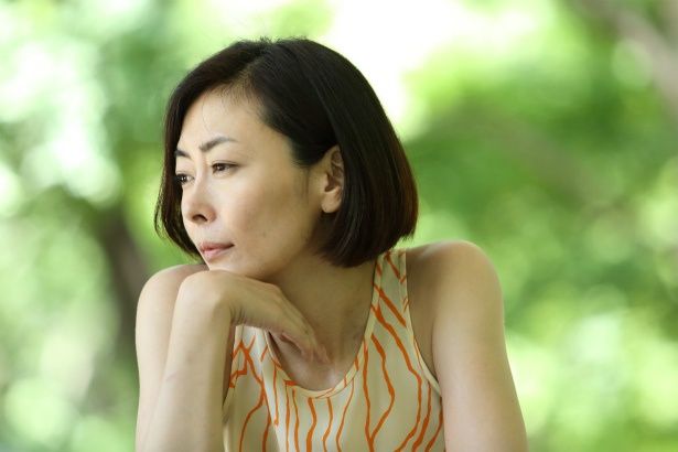 50代でいまだ美貌を保ち、根強いファンを持つ売れっ子の女流小説家・松村涼子(中山美穂)