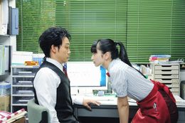 ブルーのストライプシャツに赤いスカートがキュート