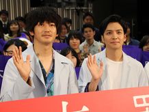 生田斗真と瑛太が明治大学をサプライズ訪問！