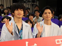 生田斗真と瑛太が明治大学をサプライズ訪問！