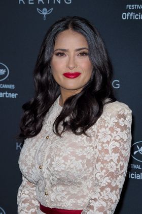 豊満なバストで知られるサルマ