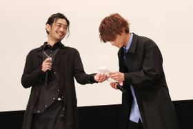 谷口賢志が読み終えた手紙を受け取る藤田富