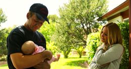 生まれたばかりの娘を抱きかかえるブレンダン