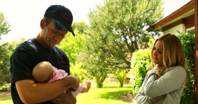 生まれたばかりの娘を抱きかかえるブレンダン