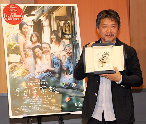 【写真を見る】是枝裕和監督「トロフィーは本当に重い！」筋肉痛になったそう