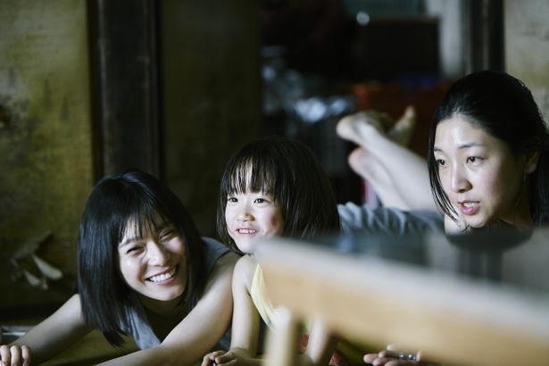 先輩女優2人とガールズトークをする一幕も