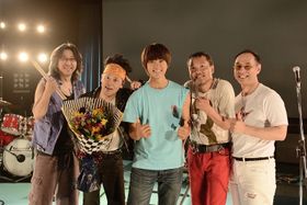 佐野勇斗(中央)と橋本じゅん(左から2番目)。撮影中は、雑談などで交流を深めた