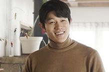 映画『羊と鋼の森』から、後輩調律師を優しいまなざしで見守る柳(鈴木亮平)。吉之助とのギャップが女性ファンを魅了しそう！