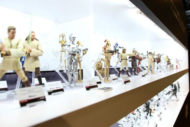 『スター・ウォーズ』のフィギュアはなんと100体以上も展示されている