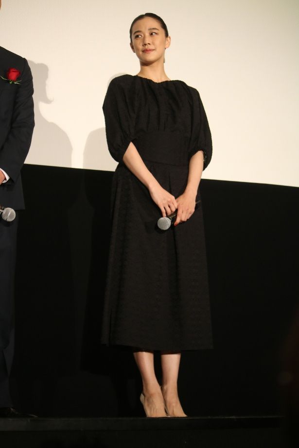 【写真を見る】蒼井優、黒いワンピースの全身ショット