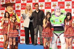 『トイ・ストーリー3』の監督とプロデューサーがAKBの4人と会見