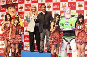 『トイ・ストーリー3』の監督とプロデューサーがAKBの4人と会見