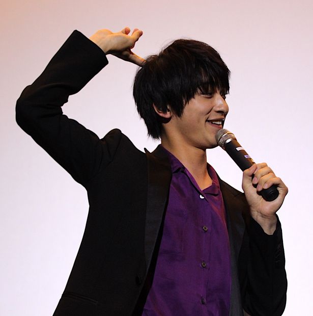 【写真を見る】横浜流星、「困ったワン！」とキュートなポーズ！