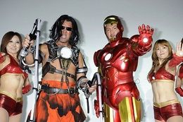 『アイアンマン2』のジャパンプレミアでコスプレした中村獅童と蝶野正洋が激突！