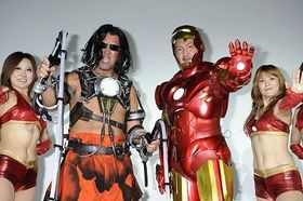『アイアンマン2』のジャパンプレミアでコスプレした中村獅童と蝶野正洋が激突！