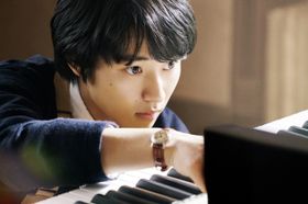 主演作『orange -オレンジ-』(15)の橋本光二監督と再びタッグを組み、山﨑賢人が調律師を好演