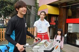 田村演じる訳アリの新聞配達員・亮の素顔はなんとプロゴルファー!?