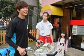 田村演じる訳アリの新聞配達員・亮の素顔はなんとプロゴルファー!?