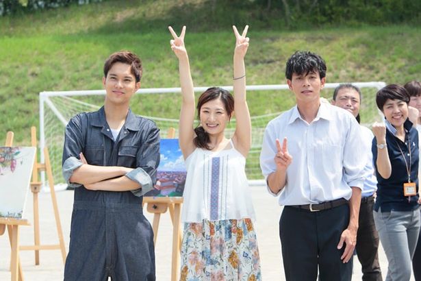 主人公の従姉妹の旧友・智也を演じる水野勝(写真左)
