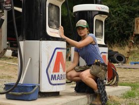 たった一人生き残った美女アンをマーゴット・ロビーが演じる『死の谷間』は6月23日(土)より公開