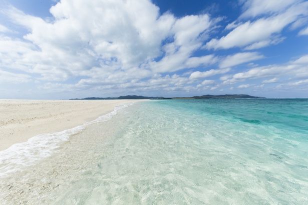 【写真を見る】透明感抜群のビーチから夕暮れの棚田まで！死ぬまでに見たい日本の絶景15選