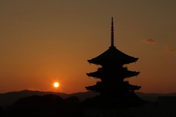 夕暮れとともに撮影された五重塔。シルエットだけでも美しさが分かる