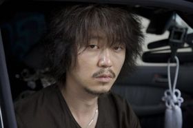 嫌味な先輩役を演じ上げる新井浩文