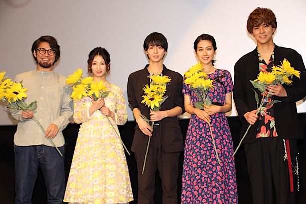 【写真を見る】高杉真宙、武田梨奈、松本穂香、水野勝がひまわりを持って笑顔！