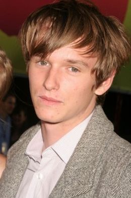 ヘンリー・ホッパーは19歳、将来有望な若手俳優だ