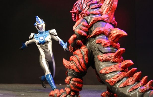 激しいバトルを繰り広げるウルトラマンブル